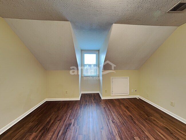 Building Photo - 214 St Lukes Ln