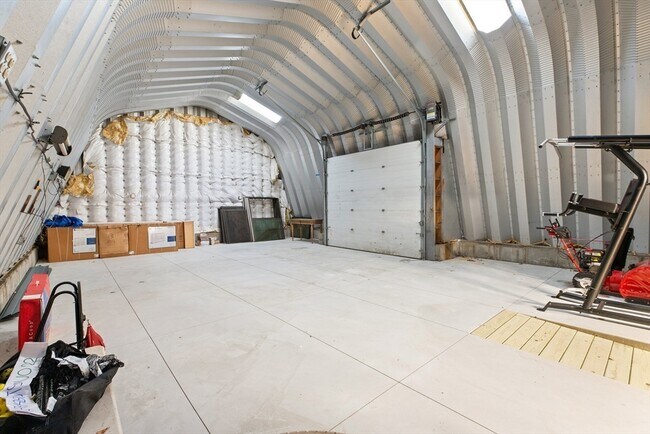 Building Photo - 123 Pond St