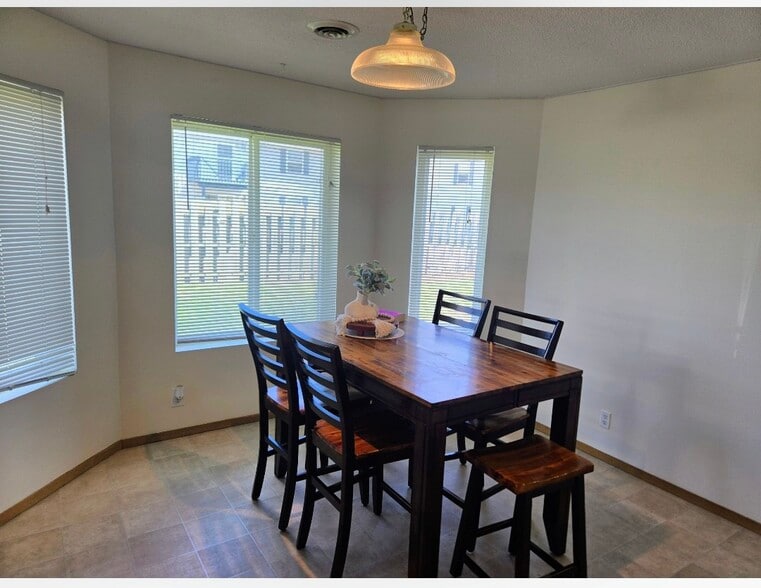 Building Photo - 2425 Bostrom Ct