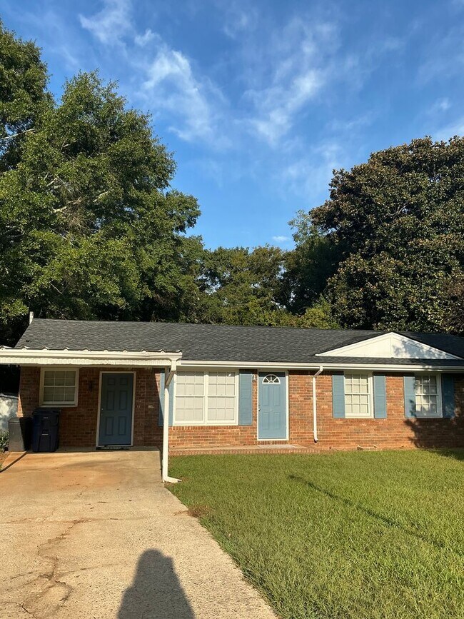 Building Photo - 3 BR/ 2 BA Close to Downtown Watkinsville & Wire Park!