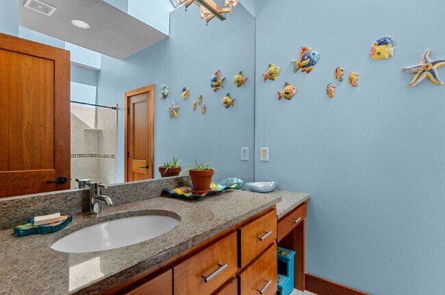 Building Photo - Luxurious 5-Bed Sanctuary with Scenic View...