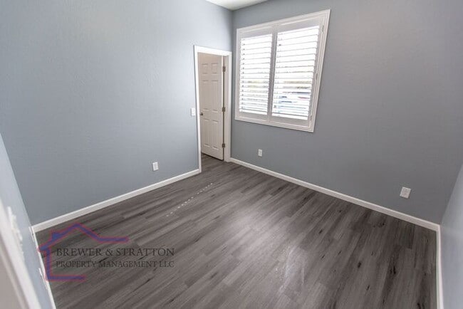 Building Photo - 391 S 163rd Dr - 4BR, 2BA - Sarival/Van Buren