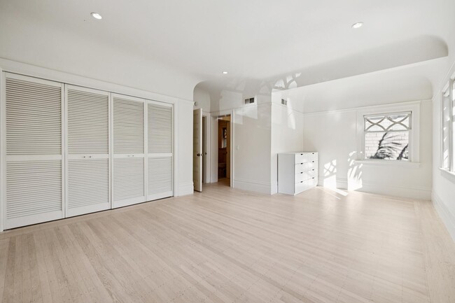 Building Photo - 2470 Broadway