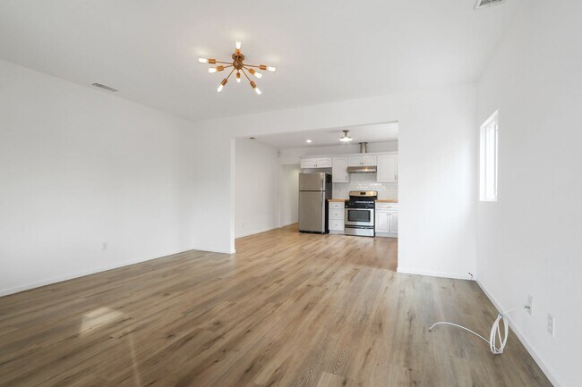 Building Photo - Beautiful and Spacious 3 Bedroom Apartment Home in Boyle Heights