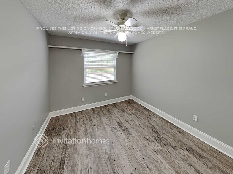 Building Photo - 10393 Arrow Lakes Dr E