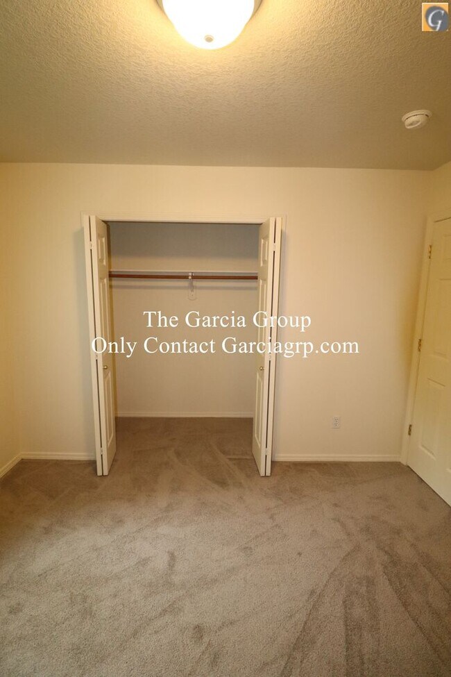 Building Photo - Great 4 bedroom 2.5 bathroom Single Family...