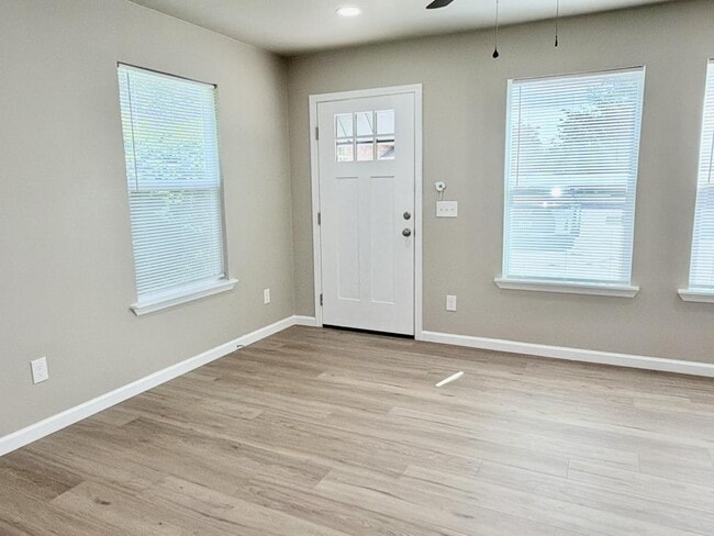 Building Photo - 20 Sarasue Ln