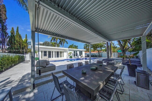 Building Photo - 2020 Alamanda Dr
