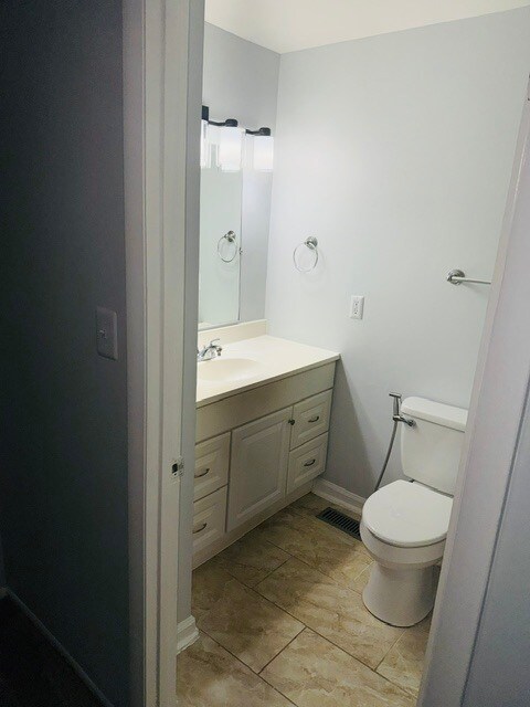 Building Photo - 5 Cherry Manor Ct