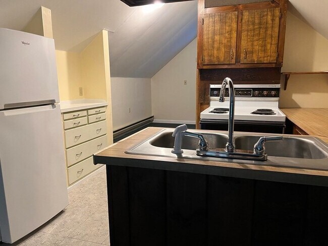 Building Photo - 120 Bond Rd