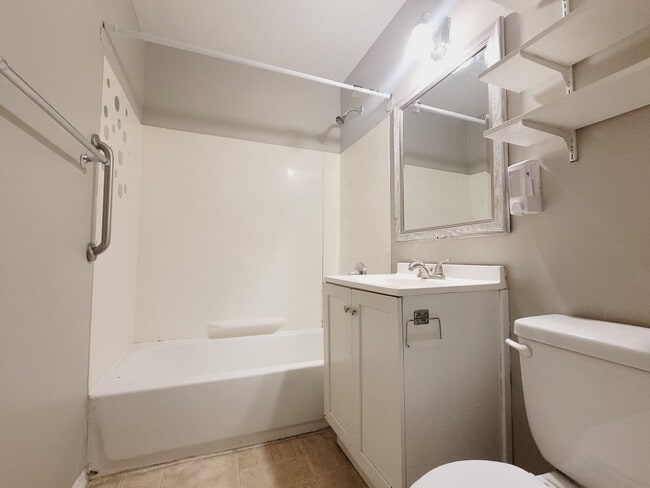 Building Photo - 922 W 4th St