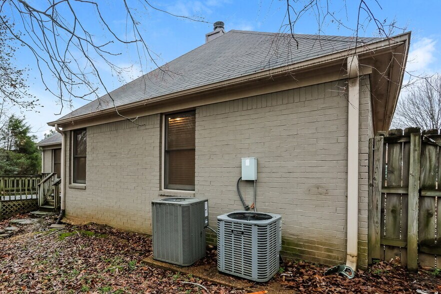 Building Photo - 8633 Meadow Green Dr