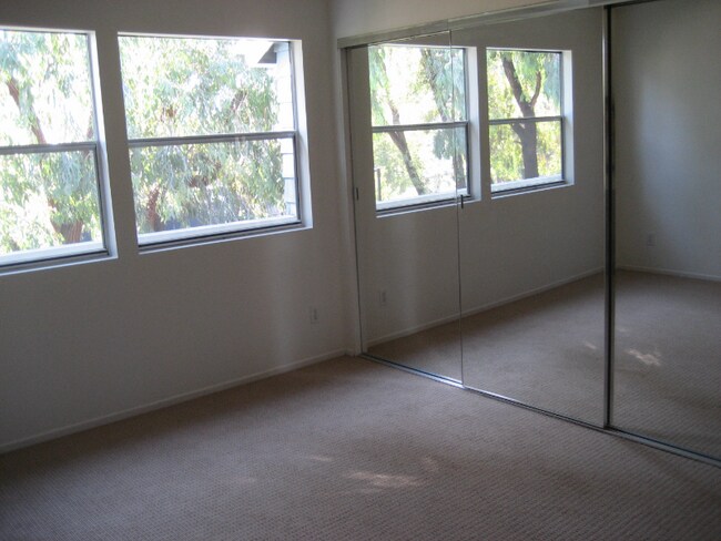 Building Photo - 4874 Thille St