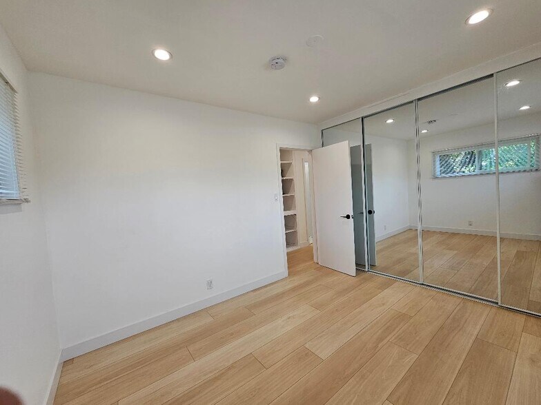 Building Photo - 7102 S La Cienega Blvd