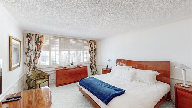 Building Photo - 1149 Hillsboro Mile