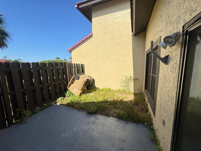 Building Photo - Cozy 2 Bedroom and 2 Bath Townhome in Kiss...