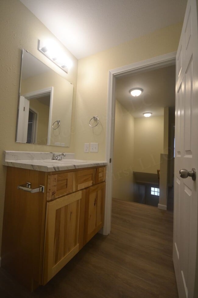 Building Photo - 3 Bed 1.5 Bath Duplex