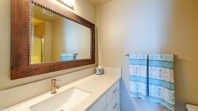 Ensuite bathroom to Primary Bedroom - 6542 Ocean Crest Dr
