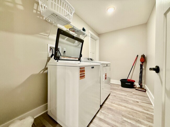 Building Photo - 5 Bed 3 Bath Home With Hot Tub In West Chester, OH