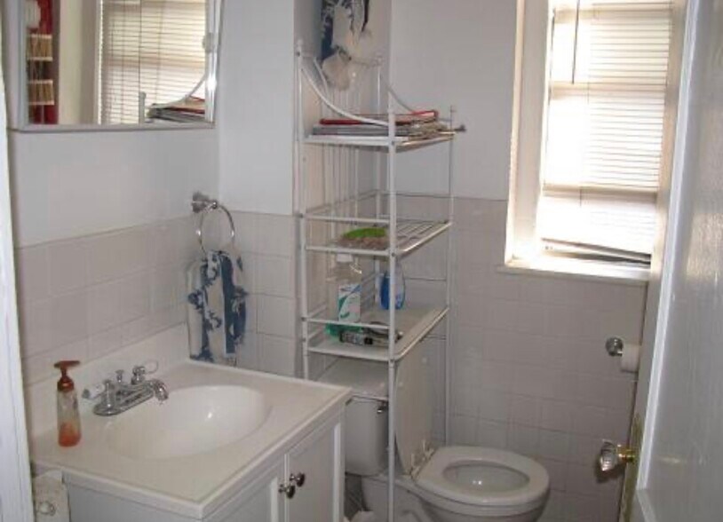 Building Photo - 18 Glenville Ave