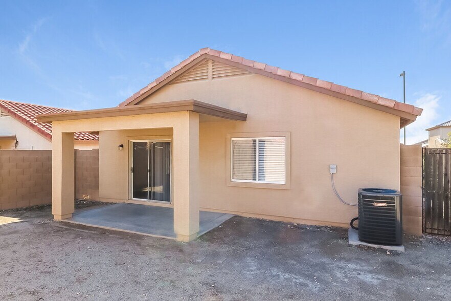 Building Photo - 21960 W Solano Dr