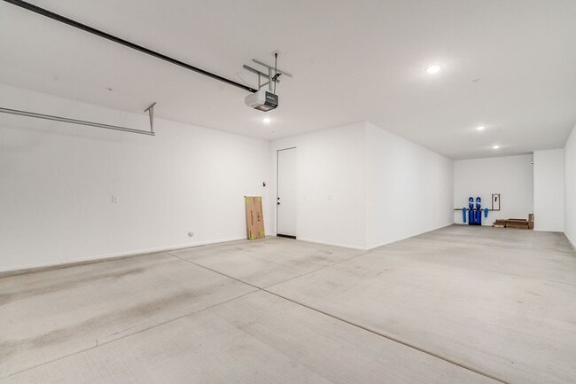 Building Photo - Amazing 4BR 2.5BA Home w/ 3-Car Tandem Garage • Pool Access • Yard w/ Fire Pit in Saguaro Trails