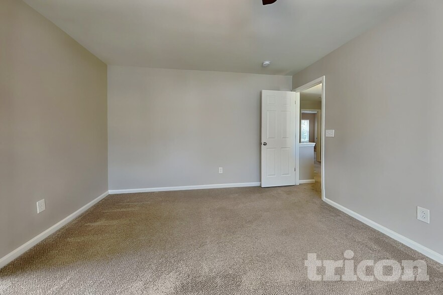 Building Photo - 2120 Clear Brook Dr
