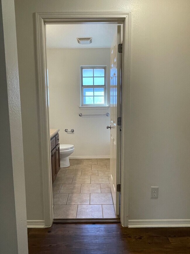 Building Photo - Executive Rental All Brick Home near South...
