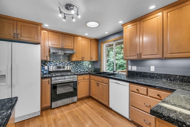 Building Photo - Three bedroom plus bonus room, and 2.5 bat...
