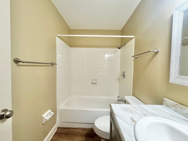 Building Photo - Apartment - Right off Cypress Gardens Blvd!