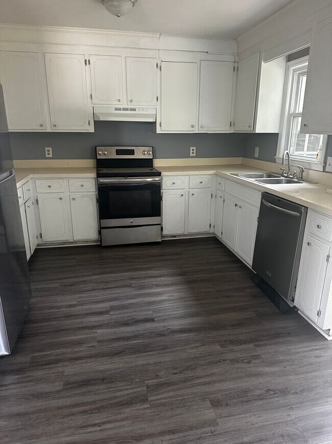 Building Photo - Rare 5 Bedroom Home