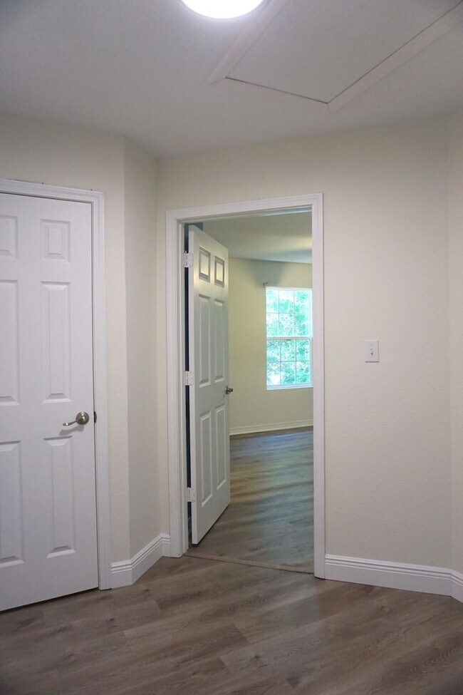 Building Photo - Two Bedroom Townhome in FWB