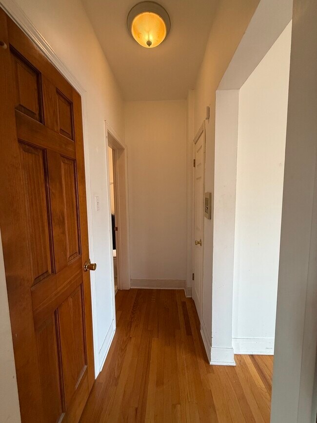 Building Photo - 928 W Sunnyside Ave