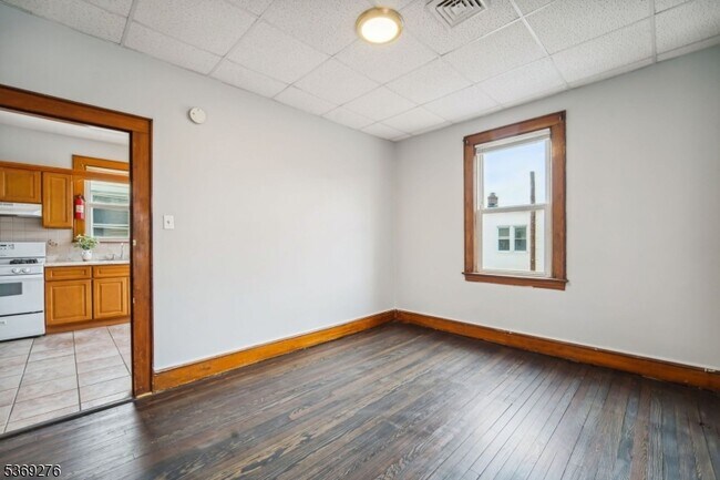 Building Photo - 410 E Kinney St