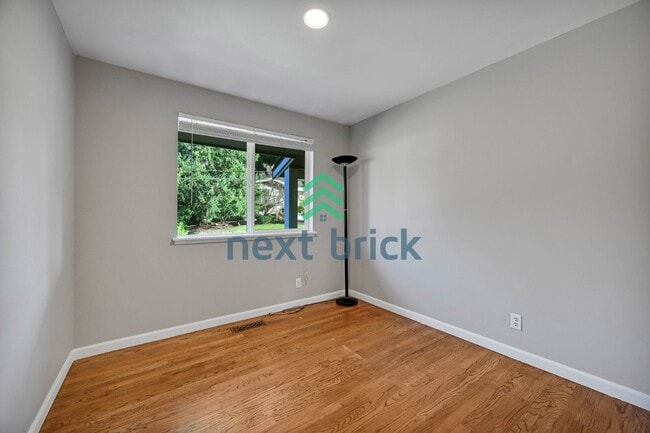 Building Photo - Prime Bellevue Home in a Highly Desirable Neighborhood