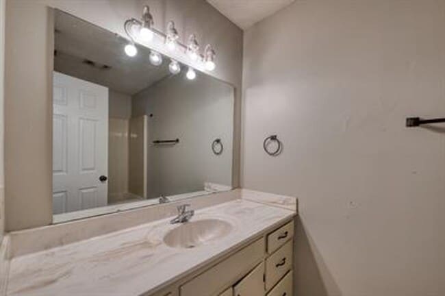 Building Photo - 114 S Mitchell St