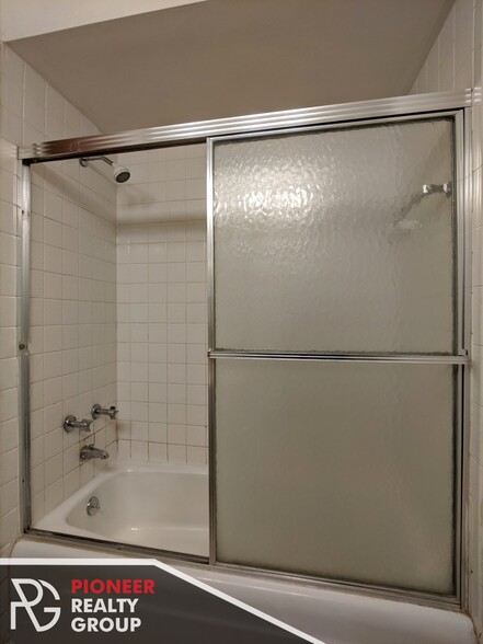 Building Photo - 671 W Wrightwood Ave