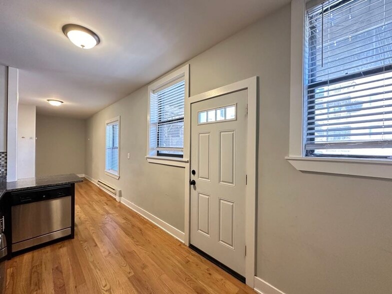 Building Photo - 4425 N Wolcott Ave