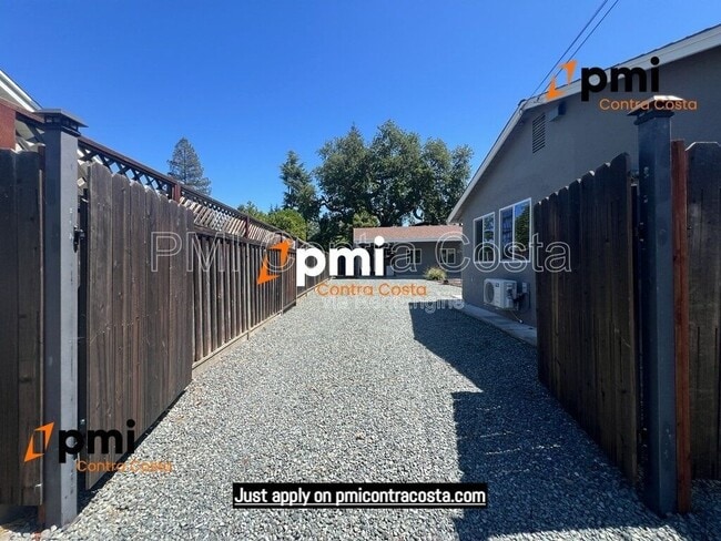 Building Photo - 1173 Las Juntas Way