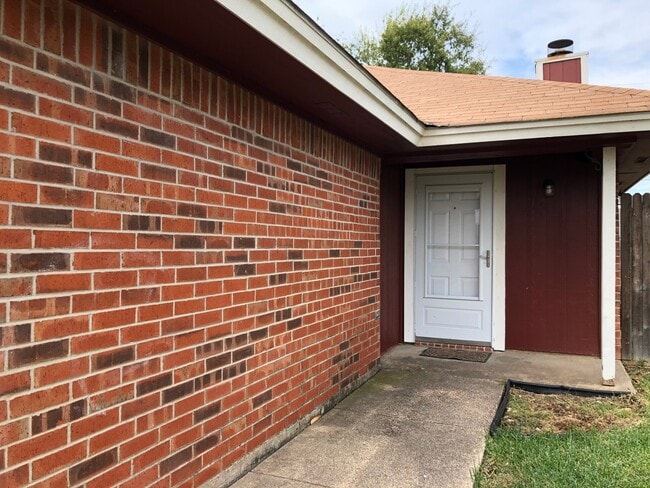 Building Photo - AVAILABLE NOW 3 BEDROOM 2 BATH DUPLEX IN NORTH RICHLAND HILLS