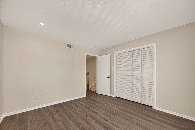 Building Photo - 5056 Glenmont Dr