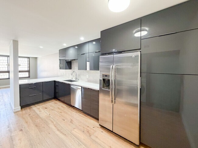 Building Photo - Top Floor Beautiful 2BD 2BA