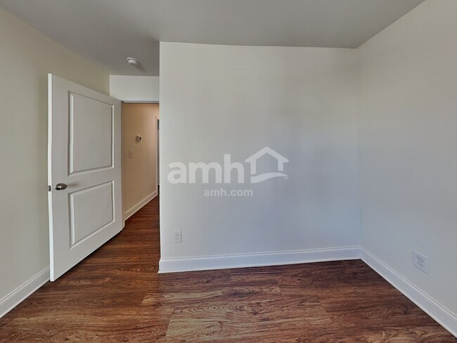 Building Photo - 245 Lake Vista Dr