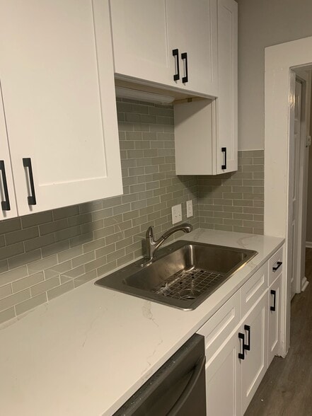 Quartz counter tops - 894 Ormewood Ave SE