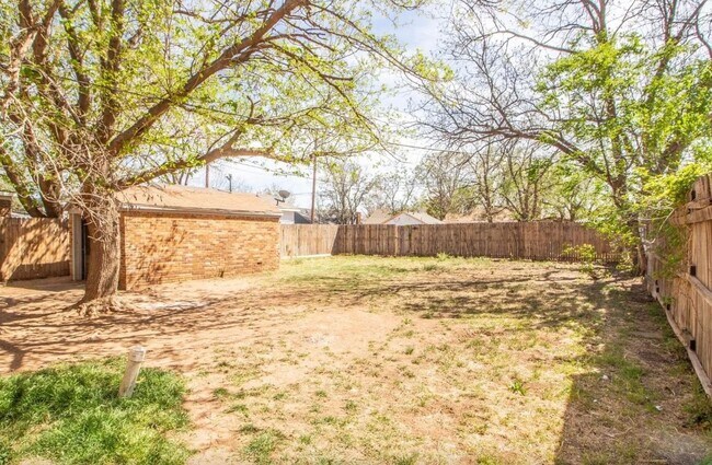 Building Photo - Great 3 Bedroom 1 bathroom house close to ...