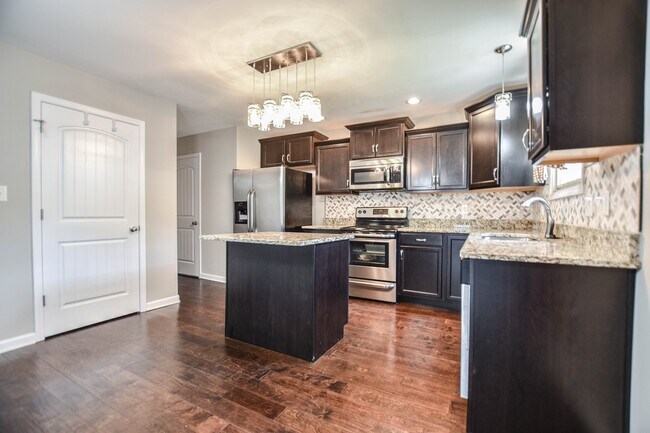 Building Photo - Pet Friendly in Woodlawn!