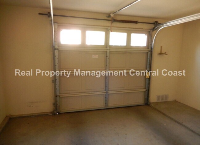 Building Photo - AVAILABLE JULY -  2 Bedroom / 1.5 Bath Dow...