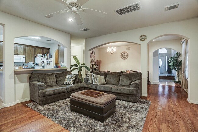 Building Photo - 7630 N Linpar Ct