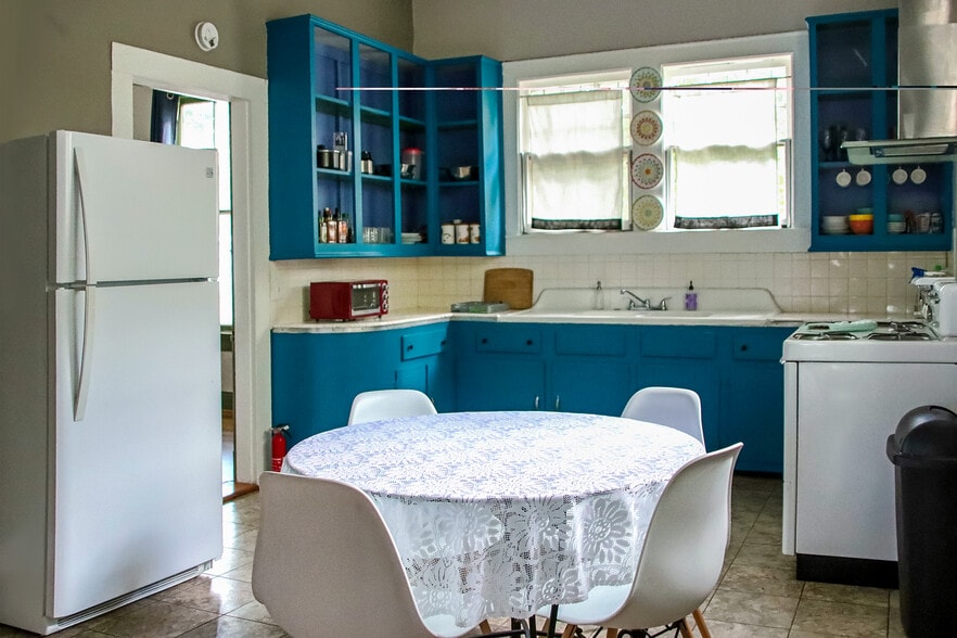 Building Photo - 7814 S Claiborne Ave