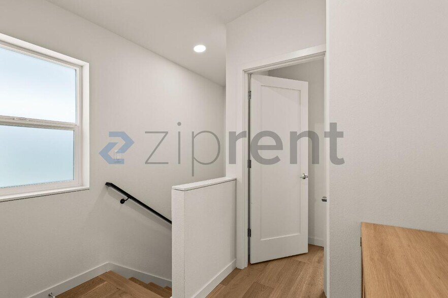 Building Photo - Unit